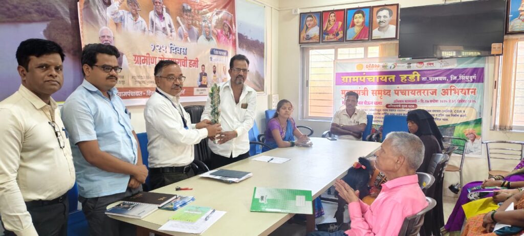 ग्रामपंचायत हडी येथे SMART सोलर योजनेबाबत आयोजित मार्गदर्शनपर कार्यशाळा मोठ्या उत्साहात संपन्न झाली. या कार्यशाळेमध्ये मालवण उपविभागाचे उपकार्यकारी अभियंता श्री. सचिन म्हेत्रे साहेब यांनी सौरऊर्जेमुळे होणारे आर्थिक फायदे तसेच पर्यावरणाला होणारे लाभ याविषयी उपस्थित ग्रामस्थांना सविस्तर मार्गदर्शन केले. तसेच मालवण ग्रामीणचे अभियंता श्री. केकण साहेब यांनी सोलर प्रकल्प बसवल्यानंतर वीजबिलावर होणारे फायदे आणि बचतीबाबत सविस्तर माहिती दिली. या प्रसंगी सरपंच महोदयांनी ग्रामस्थांना सौरऊर्जेचा अवलंब करण्याचे आवाहन केले. याच कार्यशाळेत दाभोलकर सोलर अँड ऍग्रोटेक इंडस्ट्रीज प्रायव्हेट लिमिटेड चे श्री. किशोर दाभोलकर यांनी रूफटॉप सोलर प्रकल्प, सोलर प्रणाली बसवण्याची प्रक्रिया, नेट मीटरिंग तसेच देखभाल याबाबत सविस्तर तांत्रिक माहिती दिली. कार्यशाळेदरम्यान उपस्थित ग्रामस्थांच्या विविध शंकांचे समाधान करण्यात आले. या कार्यक्रमामुळे SMART सोलर योजनेबाबत जनजागृती होऊन ग्रामस्थांनी सौरऊर्जेकडे सकारात्मक प्रतिसाद दिल्याचे दिसून आले.