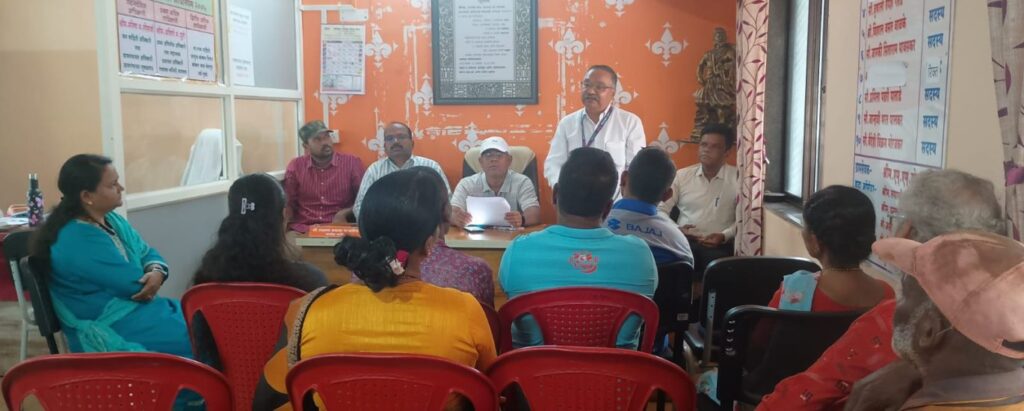 ग्रामपंचायत सुकळवाड येथे SMART सोलर योजनेबाबत मार्गदर्शनपर कार्यक्रम संपन्न झाला. या कार्यक्रमात श्री. म्हेत्रे साहेब, उपविभागीय उपकार्यकारी अभियंता, मालवण विभाग यांनी SMART सोलर योजनेची सविस्तर माहिती दिली. यावेळी श्री. कांबळे साहेब यांनीही उपस्थितांना योजनेविषयी मार्गदर्शन केले. या प्रसंगी उपसरपंच श्री. किशोर पेडणेकर यांनी ग्रामस्थांना सौरऊर्जेचा अवलंब करण्याचे आवाहन केले. तसेच ग्रामसेवक उपस्थित होते. याच कार्यक्रमात दाभोलकर सोलर अँड ऍग्रोटेक इंडस्ट्रीज प्रायव्हेट लिमिटेड चे श्री. किशोर दाभोलकर यांनी रूफटॉप सोलर प्रकल्प, सोलर प्रणाली बसवण्याची प्रक्रिया, नेट मीटरिंग व देखभाल याबाबत सविस्तर तांत्रिक माहिती दिली. या कार्यक्रमास ग्रामपंचायत सदस्य तसेच ग्रामस्थ मोठ्या संख्येने उपस्थित होते. कार्यक्रमादरम्यान उपस्थितांच्या विविध शंकांचे समाधान करण्यात आले असून SMART सोलर योजनेबाबत जनजागृती झाल्याचे दिसून आले.